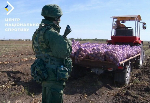 Окупанти погрожують забрати техніку в українських фермерів: у ЦНС назвали причину 